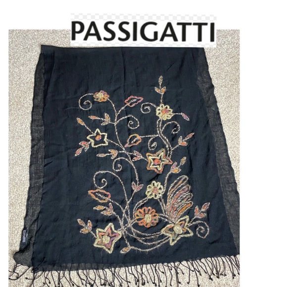 passigatti Accessories - Giorgio Passigatti 100% wool gorgeous scarf fringed ends